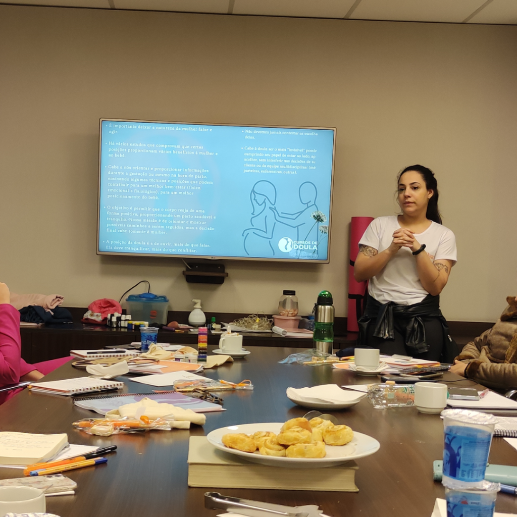 O Curso de Doula tem modalidades de aula presencial e por videoconferência.